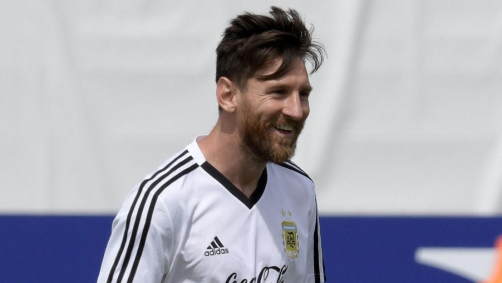 بالصور | معنويات مرتفعة لميسي بالتدريبات في يوم ميلاده