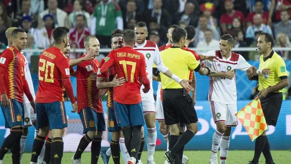 المغَاربة يشتكُون من اسْتِقصاد الحكَم التغَاضي على أخطَاء الفرِيق الوطنِي