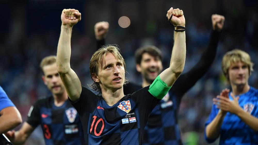 هل تكون الدنمارك المحطة الأولى لمودريتش في طريق الكرة الذهبية؟