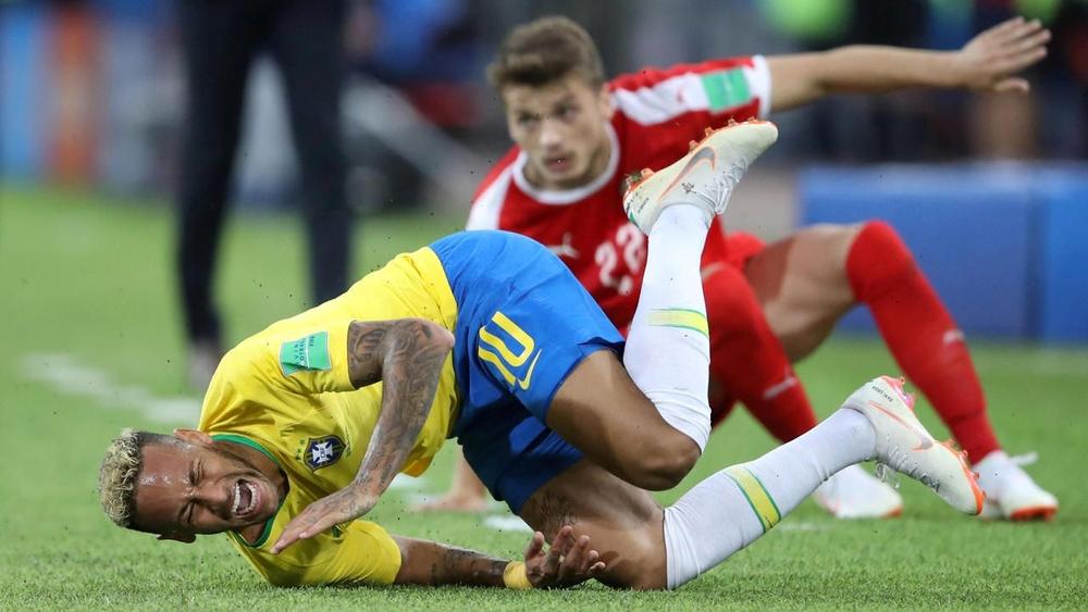 كانتونا يهاجم نيمار "الممثل" ويشبهه بـ"حقيبة صفراء"