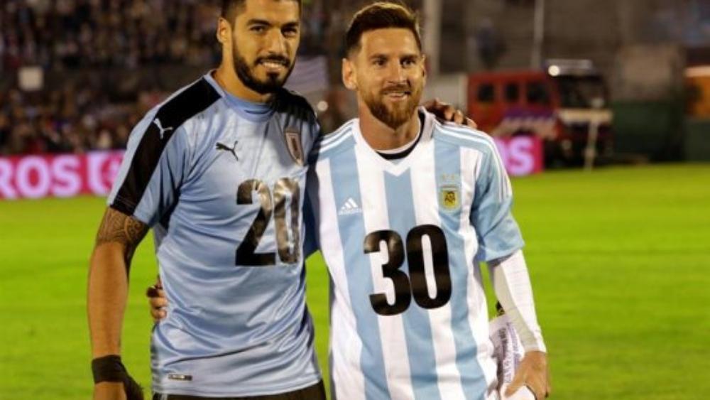 سواريز يُدافع عن ميسي أمام عنف الانتقادات الموجهة له