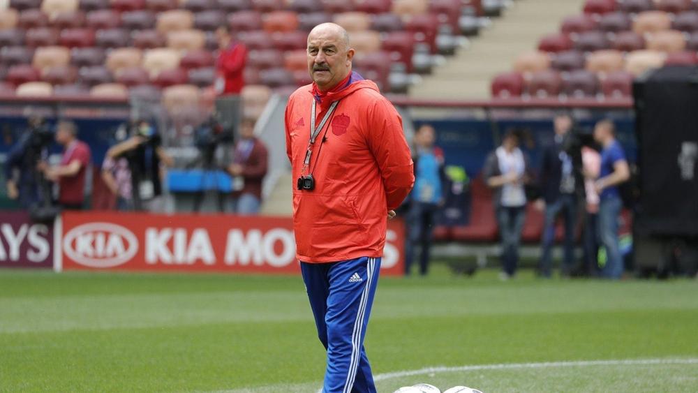 مدرب روسيا يؤكد أن دعم بوتين "دفعة" للمنتخب