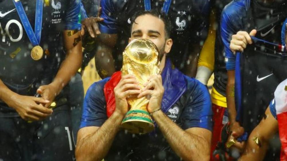 عادل رامي يعتزل دولياً بعد التتويج بكأس العالم