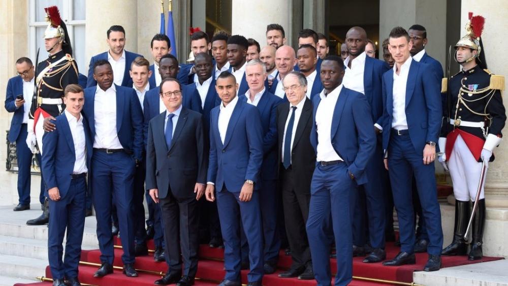 منتخب فرنسا يحتفل بكأس العالم أمام مئات الآلاف من مشجعيه