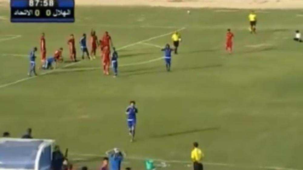 فيديو | طلقات رصاص وانسحاب في نهائي كأس ليبيا!