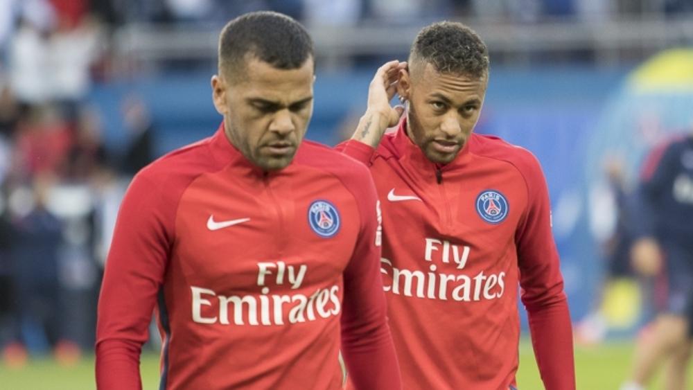 داني ألفيس يحمي نيمار من "سلاح الضعفاء"