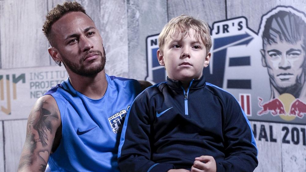 نيمار يختار ميسي ويستبعد كريستيانو من تشكيلته