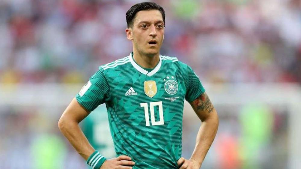 والد أوزيل يصف شعوره بعد اعتزال إبنه الدولي