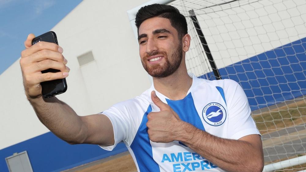 برايتون يتعاقد مع نجم إيران وألكمار في صفقة قياسية للنادي