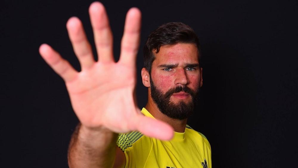 أسباب دفعت أليسون بيكر لقبول عرض ليفربول ورفض ريال مدريد