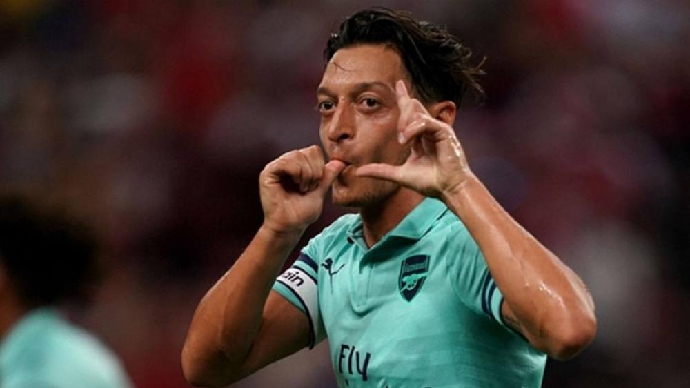 أوزيل يخطط لضم لاعب سعودي لفريقه الإلكتروني