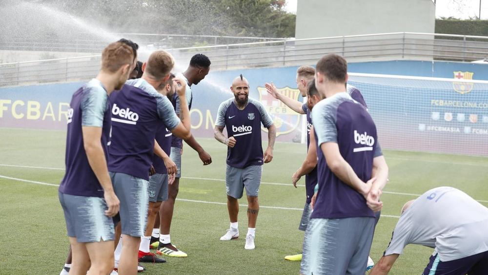 نجوم برشلونة يرحبون بفيدال في أول حصة تدريبية له