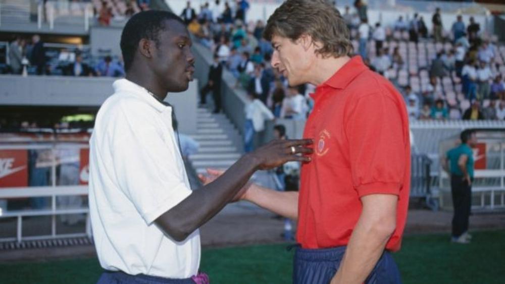 فينجر يتسلم من ويا أرفع وسام في ليبيريا