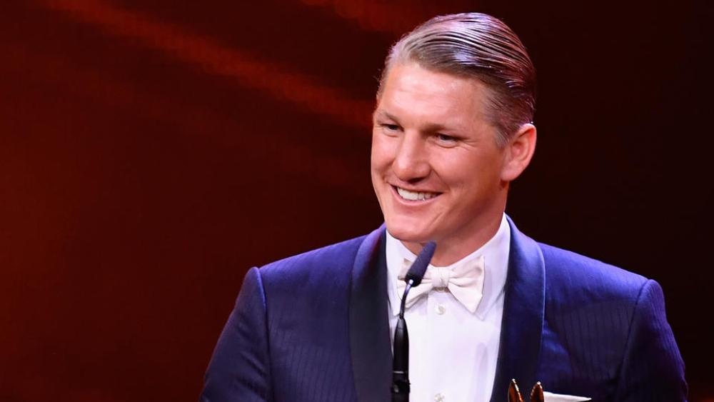 شفاينشتايجر يدعم قرار لوف بالبقاء في منصبه