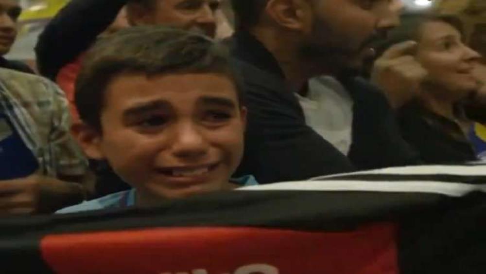 بالفيديو | طفل ينهار بالبكاء بعد الحصول على توقيع ميسي