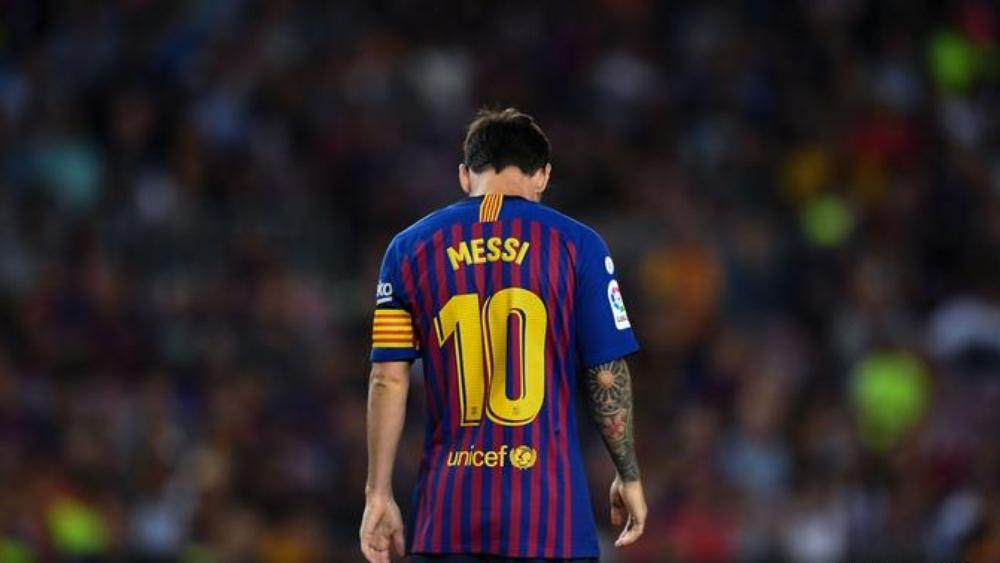 رونالدينيو يطالب برشلونة بحجب "10" بعد ميسي