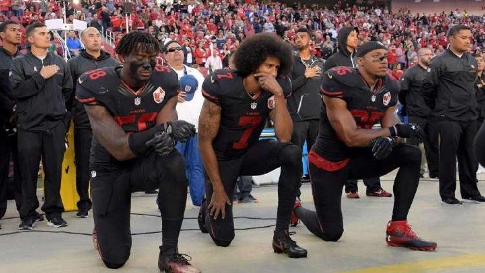 بالفيديو | حرق أحذية "نايكي" في أمريكا بسبب لاعب مشاكس