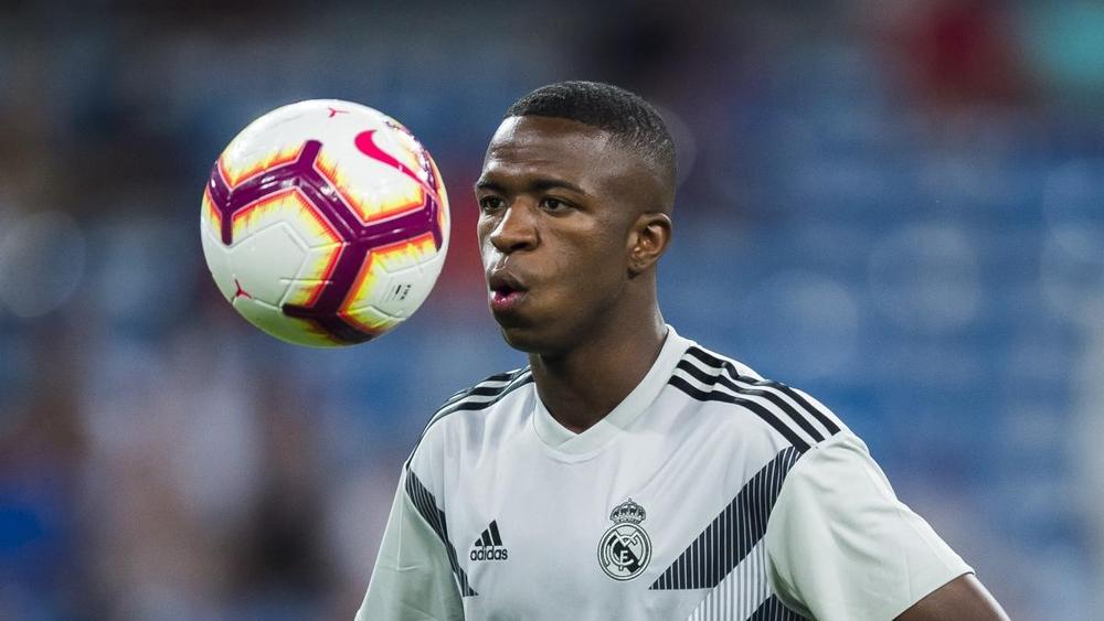 وكيل فينيسيوس ينفي إمكانية عودة اللاعب إلى فلامينغو