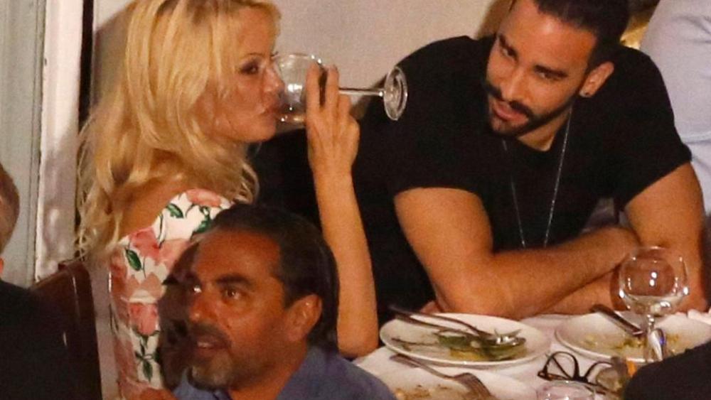 باميلا آندرسون ترفض الزواج من عادل رامي بسبب معاملته لتوأميه!