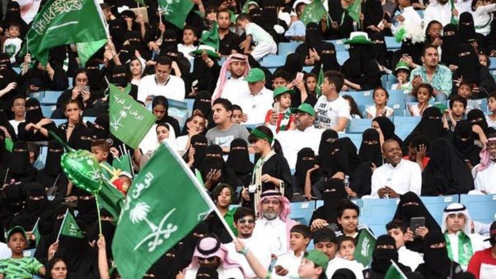 لأول مرة.. امرأة سعودية تتولى التنظيم في الملاعب