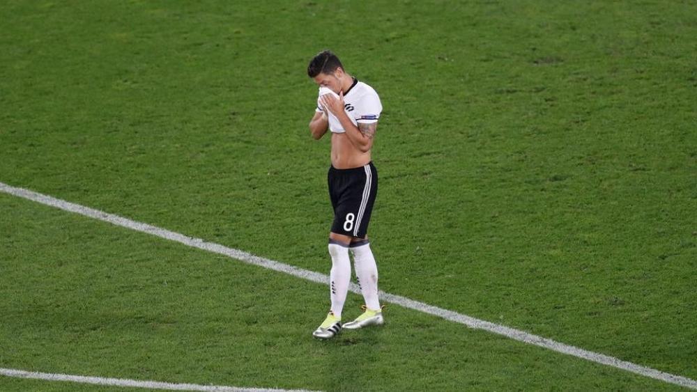 وكيل أوزيل يفتح النار على لاعبي المنتخب الألماني