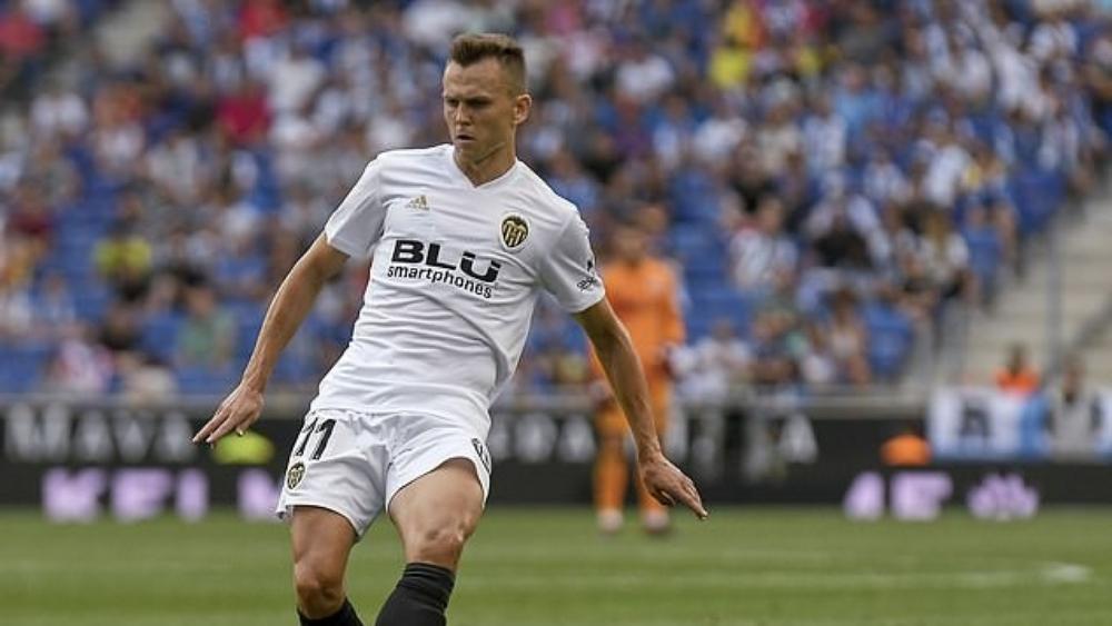 لاعب فالنسيا يطمح لالتهام الغواصات الصفراء