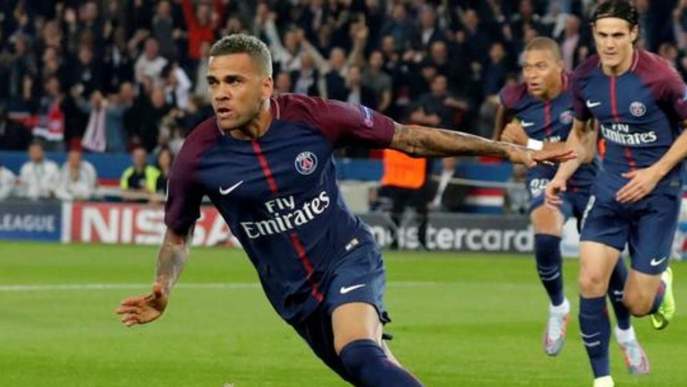 ما قصة الحذاء النسائي ذو الكعب العالي الذي ارتداه ألفيس؟