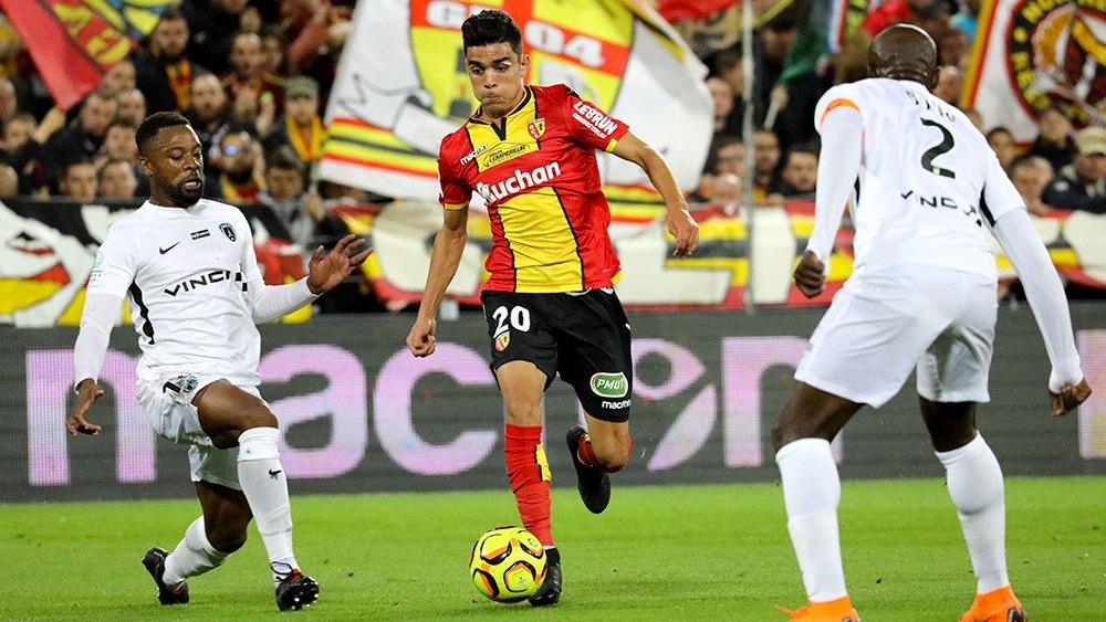 أشرف بنشرقي يُثبّت أقدامه في نادي لانس