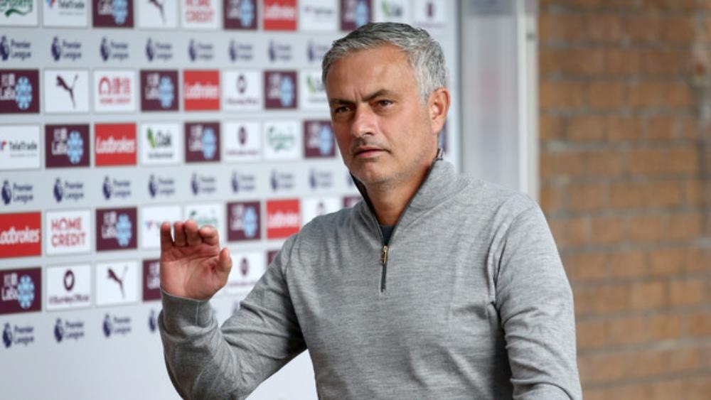 روني يدعم مورينيو ويطالب لاعبي يونايتد بالتحسن