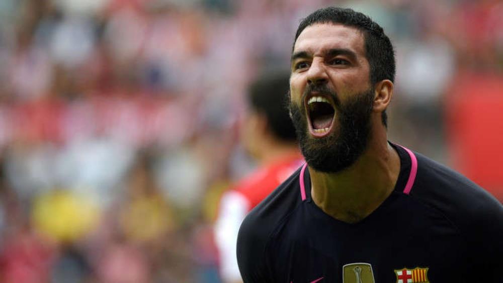 نجم برشلونة السابق يتشاجر مع مطرب تركي بعد التحرش بزوجته!