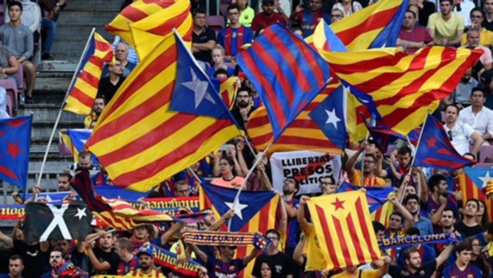 بالفيديو | اشتباكات بين جماهير برشلونة ورايو فاليكانو سبقت المباراة