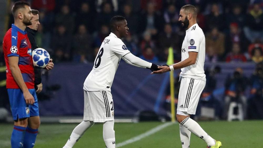 فينيسيوس يسير بثبات ويضغط على بيل وأسينسيو