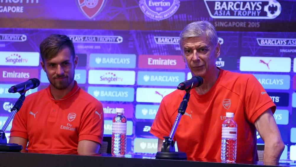 فينجر يقف بجوار رامسي في محنته ويرشحه لنادٍ كبير