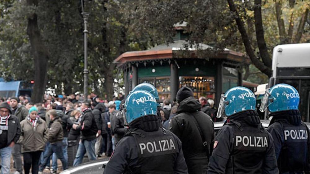 وزارة الدفاع الإيطالية تهدد مشجعي لاتسيو بسبب الاعتداء على شرطي