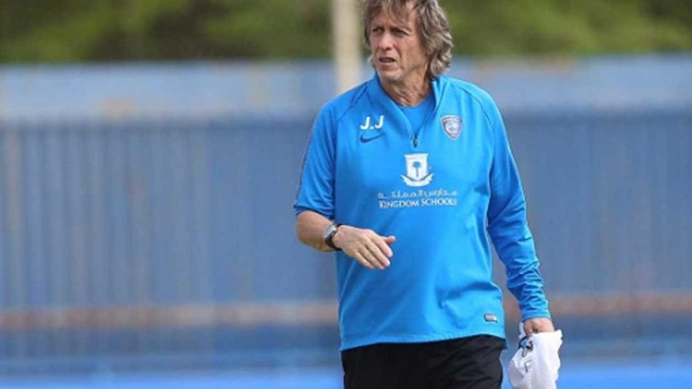 إعلامي سعودي يعد بحلق شاربه إذا استمر مدرب الهلال لنهاية الموسم