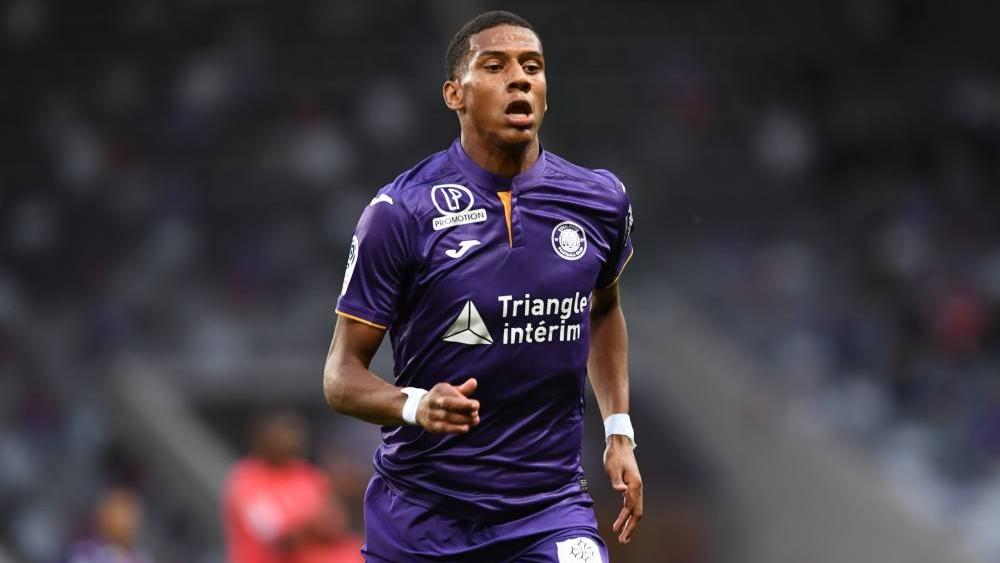 رسميا: برشلونة يُعزِّزُ صفوفه بلاعب جديد