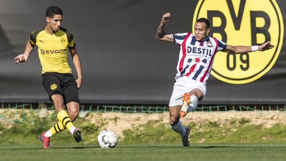 حكيمي يُبدع مع بوروسيا دورتموند بتوقيع هدفٍ جميل من ركلة حرة