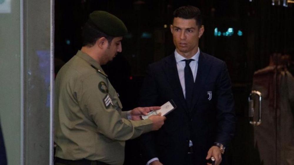 تفتيش رونالدو يُثير ضجة بالسعودية