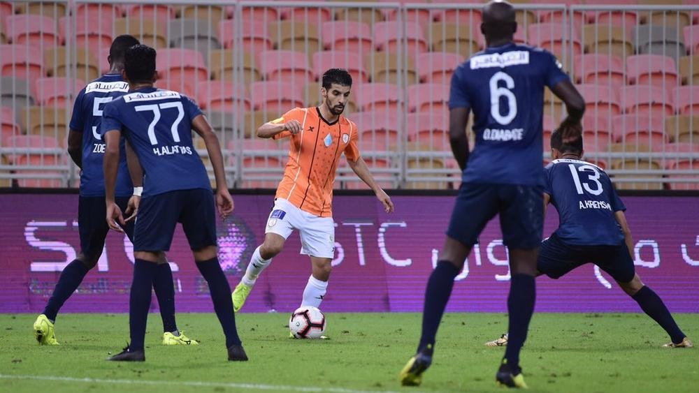 بوصوفة يخوض أول مباراة في السعودية.. وفئة من الجماهير تستبق الحكم عليه