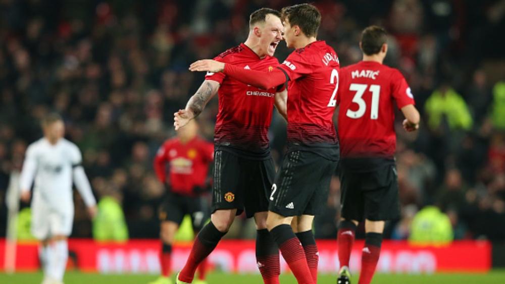 سولسكاير ينجو بأعجوبة من الخسارة الأولى بفضل "فيرجي تايم"