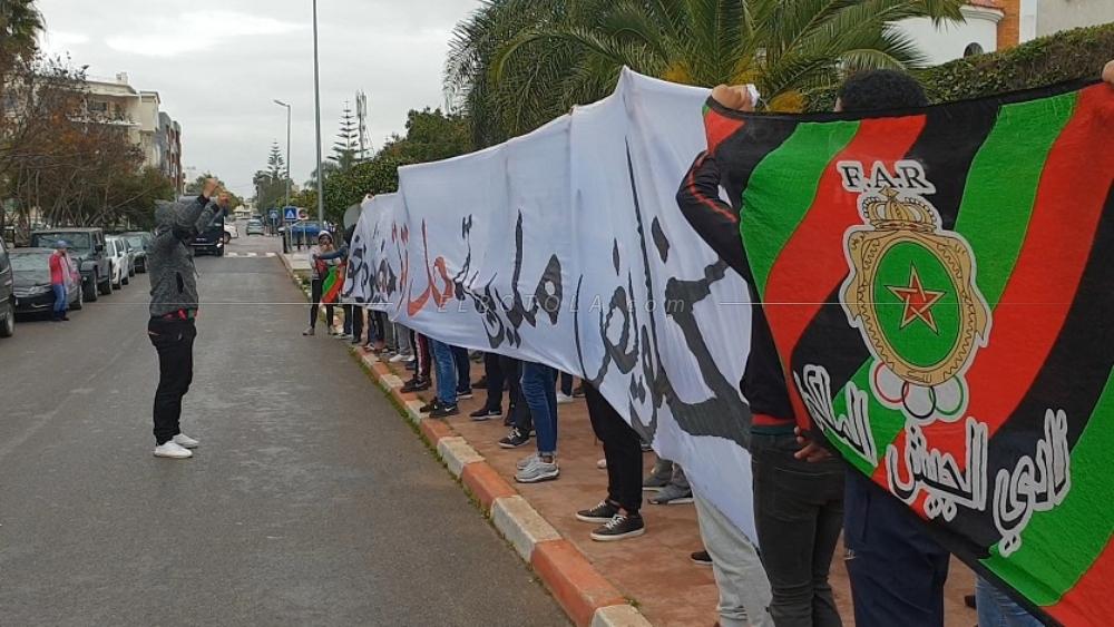 الجماهير العسكرية تنظم وقفة احتجاجية أمام "جامعة لقجع" و تهدد بالتصعيد مستقبلا!