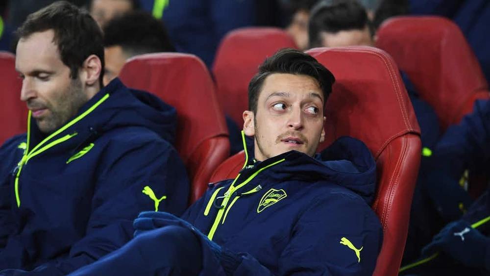 مسعود أوزيل.. 50 ألف يورو يومياً رغم جلوسه على مقاعد البدلاء