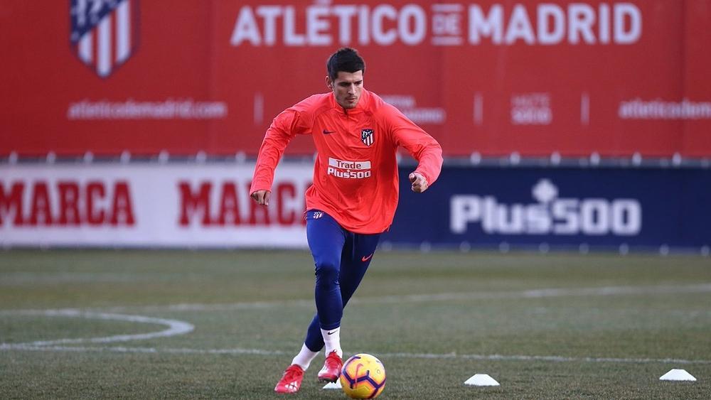 موراتا يستعين بالورود وسيارة مرسيدس لتجاوز "كابوس" تشيلسي