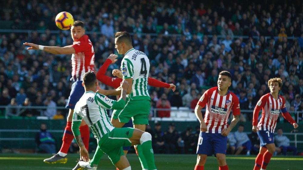 فضال ينجو بـ"أعجوبة" من كمين موراتا ويصطدم ببراعة أوبلاك