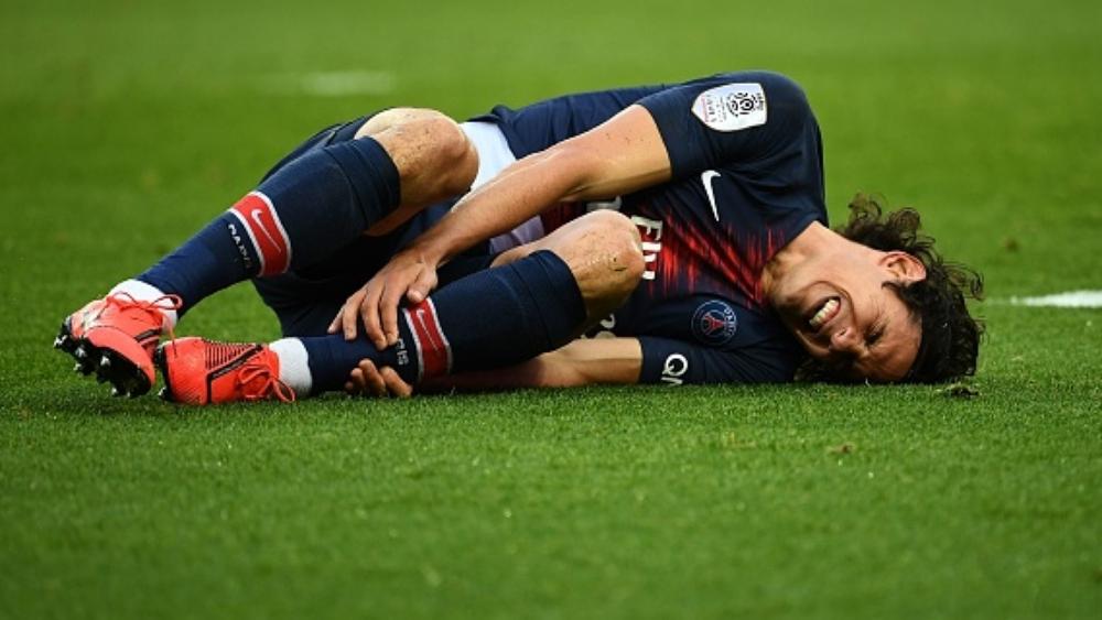 كافاني يخرج مصابًا ضد بوردو، وشكوك حول مشاركته ضد اليونايتد