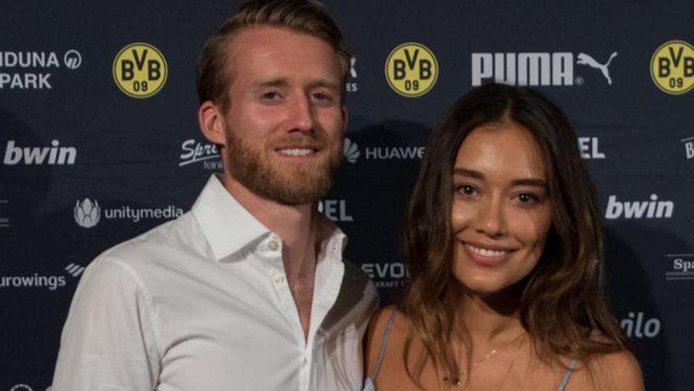 شارابوفا تُدخل الألماني شورله في القفص الذهبي