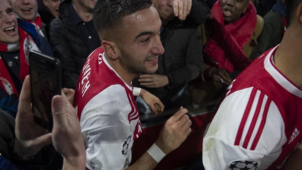 سيدورف يزور تدريبات أياكس وينتهز الفرصة لمحادثة زياش