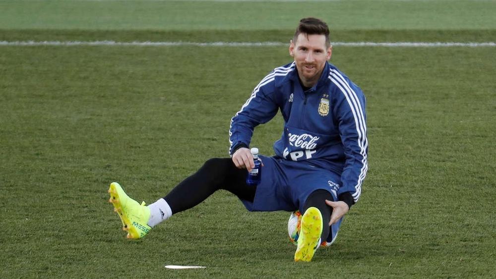 ميسي يترك معسكر الأرجنتين ويعود إلى برشلونة