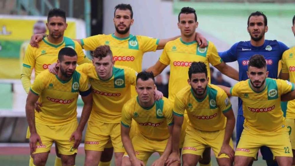 حبس لاعِبَي شبيبة القبائل وطردهما من النادي