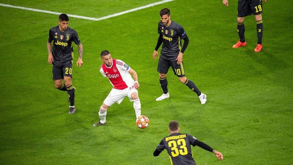 زياش... أحد نجوم أياكس أمام يوفنتوس ينال الإشادة